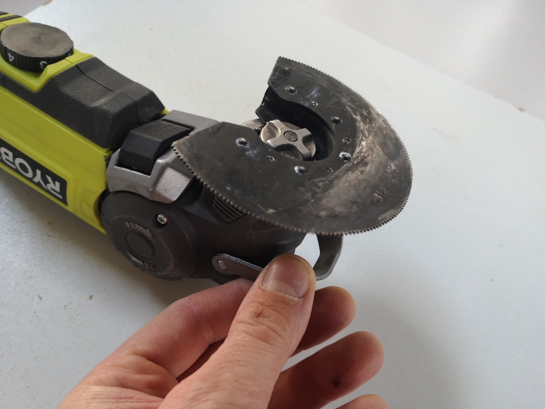 Narzędzie wielofunkcyjne: mocowanie akcesoriów bez użycia narzędzi – wygodna opcja