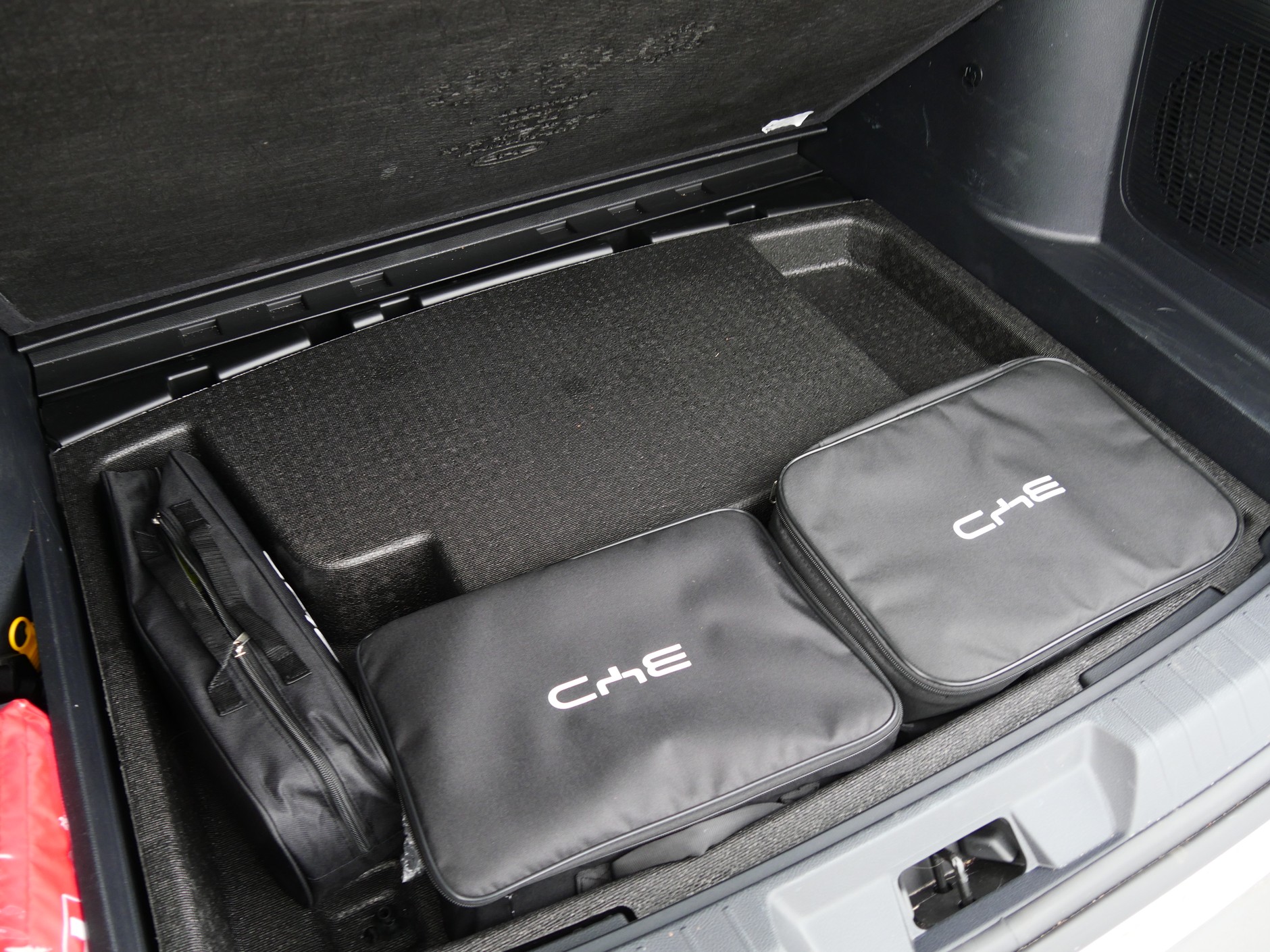 Na szczęście pod podłogą bagażnika wystarczyło miejsca na spory schowek. Dobre i to.