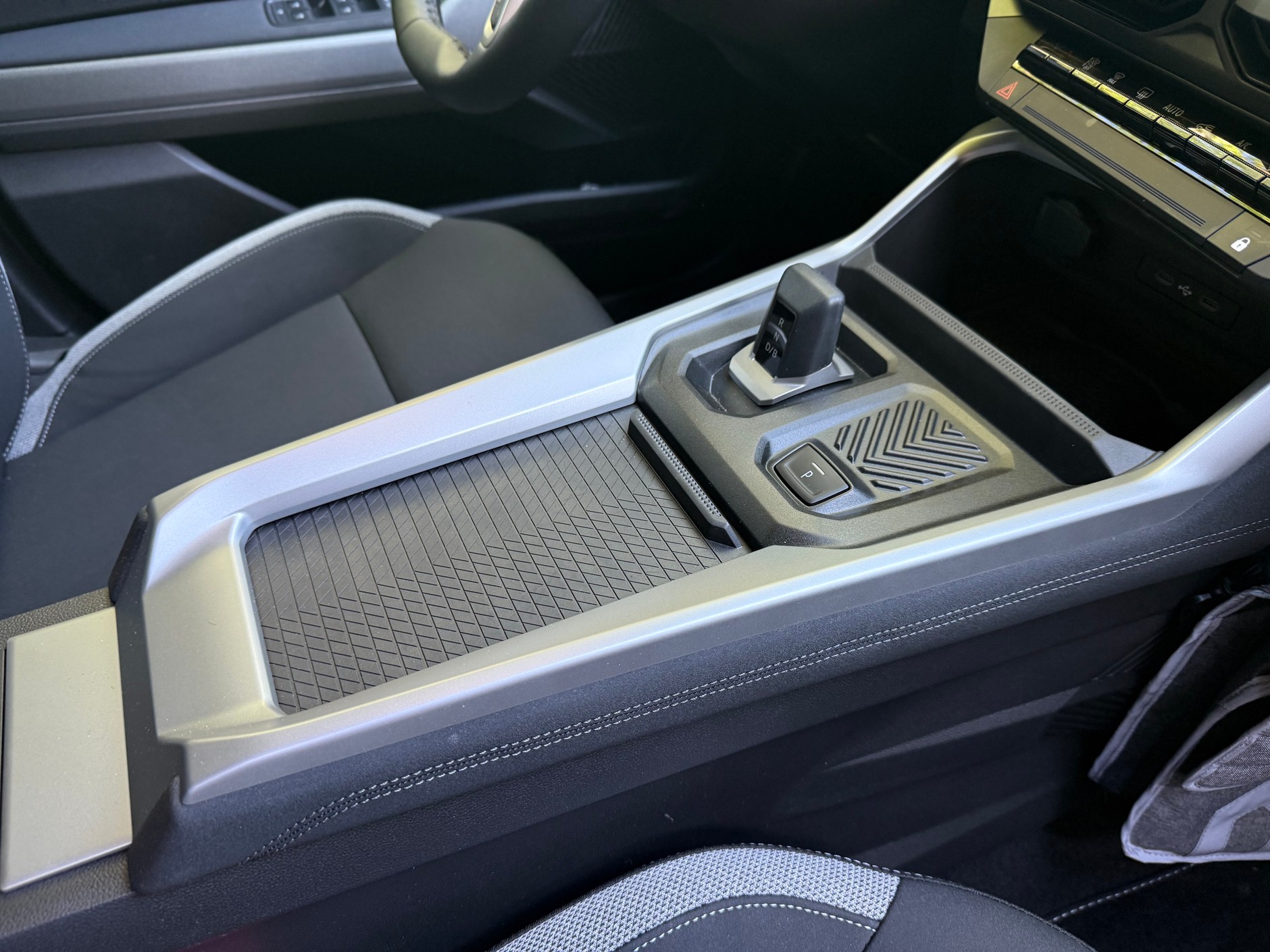 Dacia Bigster ma na tunelu środkowym schowek i pojemniki na kubki zasłaniane roletą