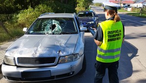 Funkcjonariusze ITD zatrzymali Audi z ogromną dziurą w szybie. Tłumaczenie kierowcy rozbraja