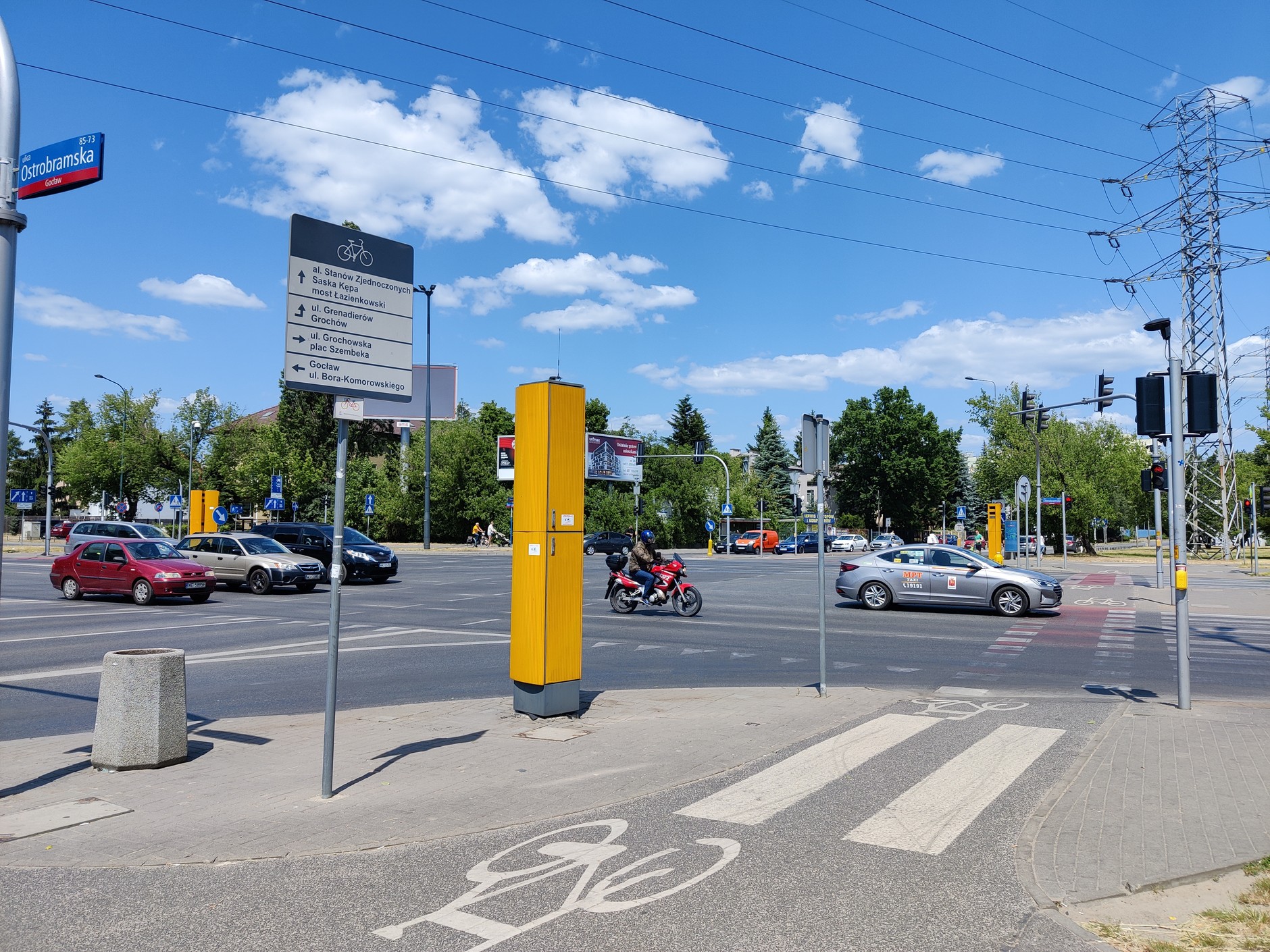 Fotoradar przy ulicy Ostrobramskiej w Warszawie.