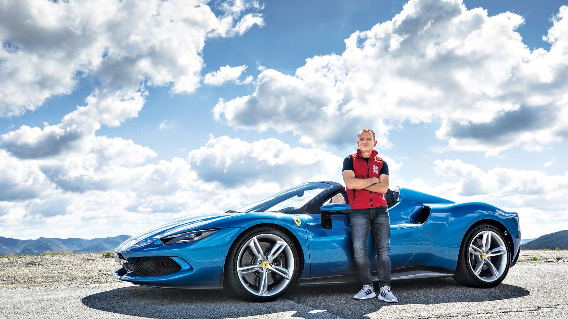 Jazda Ferrari 296 GTS to czysta przyjemność, która niestety kiedyś się kończy. Wtedy trzeba wysiąść (i dać się sfotografować)