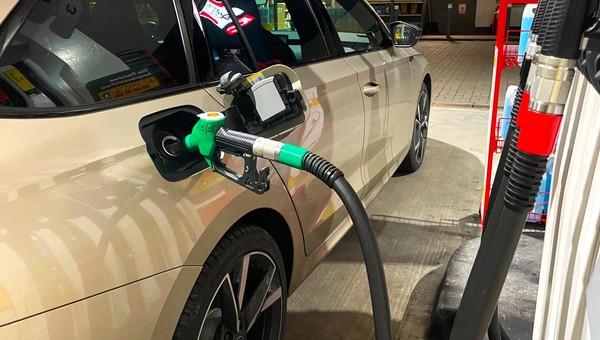 Tankowanie samochodu na stacji paliw