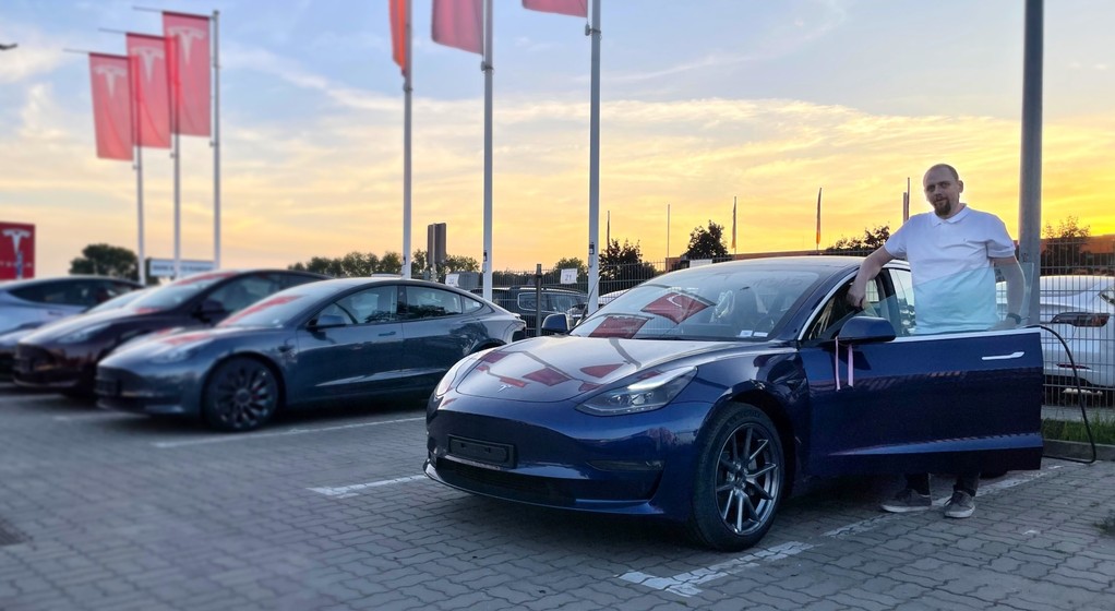 Pan Piotr w dniu zakupu Tesli Model 3 w podwarszawskim salonie w Ząbkach