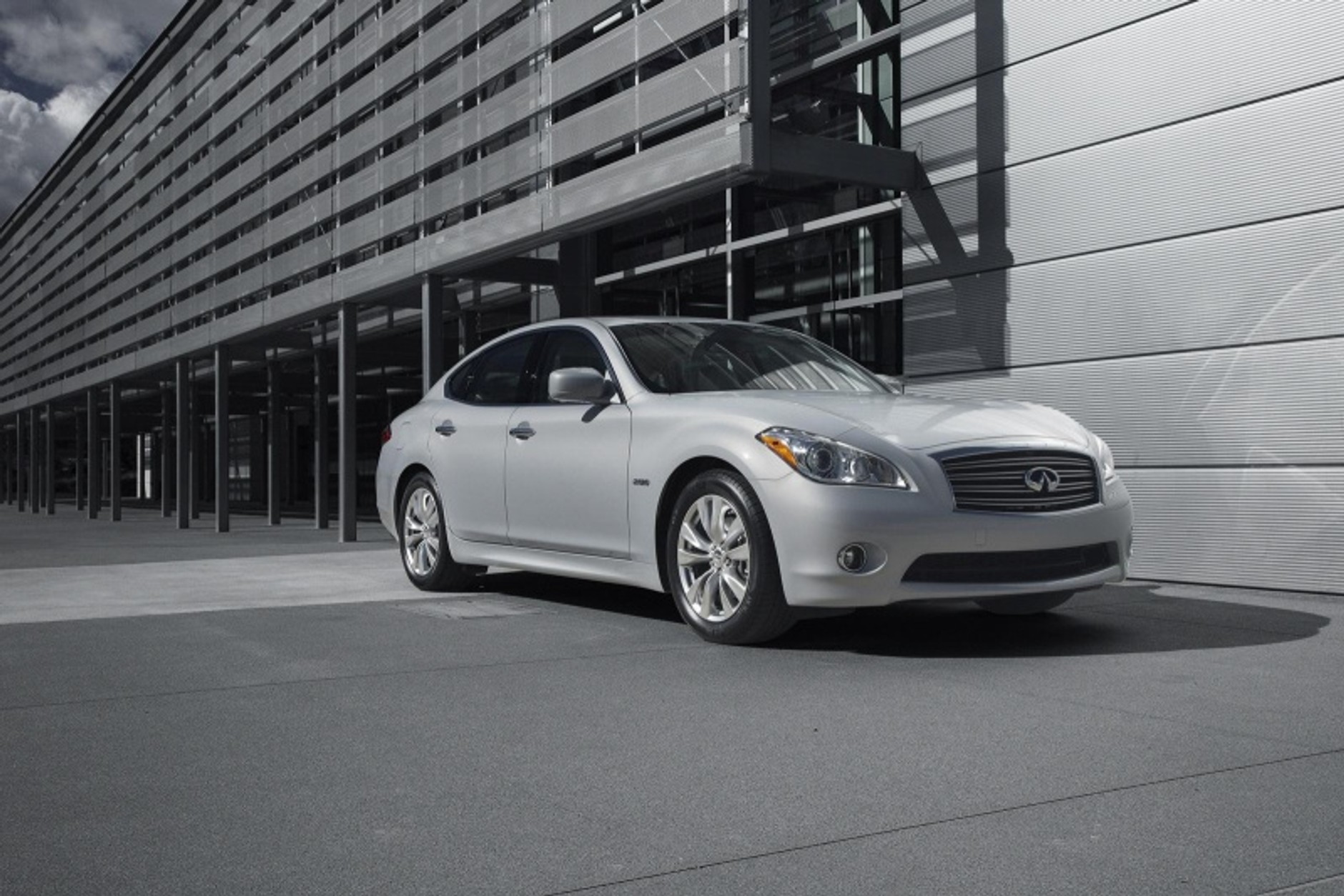 Infiniti M35h hałasuje ciszą