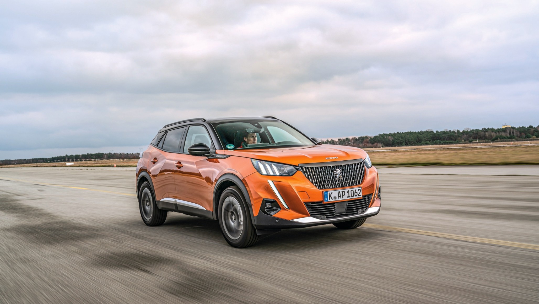 Druga generacja modelu 2008 jest z nami od 2019 r., zaś w 2023 r. mały crossover został poddany modernizacji. W porównaniu z 2008 I to znacznie dojrzalsze auto, które na dodatek może od biedy stanowić namiastkę pojazdu rodzinnego