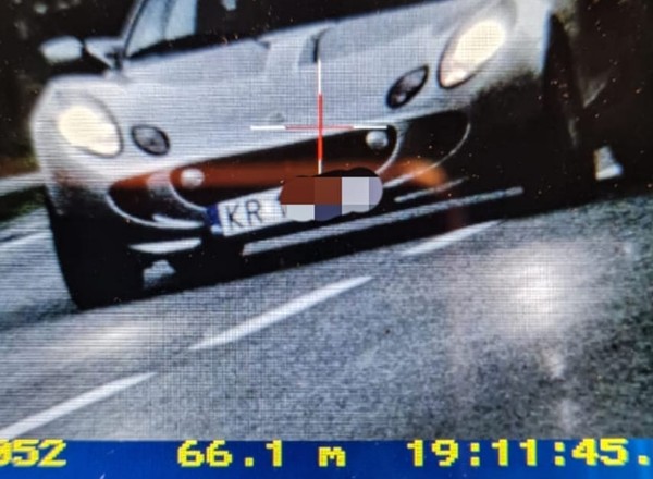 Policjanci z Zakopanego "ustrzelili" rzadkie auto. Bardziej zaskoczył ich kierowca