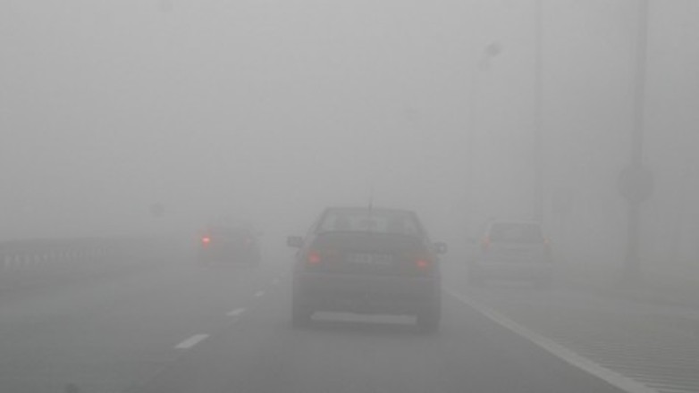 Jak bezpiecznie podróżować we mgle?