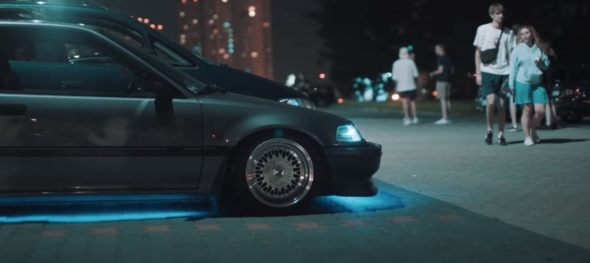 Nie każdy zlot miłośników aut to nielegalny wyścig. Ustawodawca wylał dziecko z kąpielą, wymagając zgłaszania każdego spotkania, w którym uczestniczy więcej niż 10 aut. Nowe przepisy mają zaboleć przede wszystkim właścicieli aut po tuningu. 