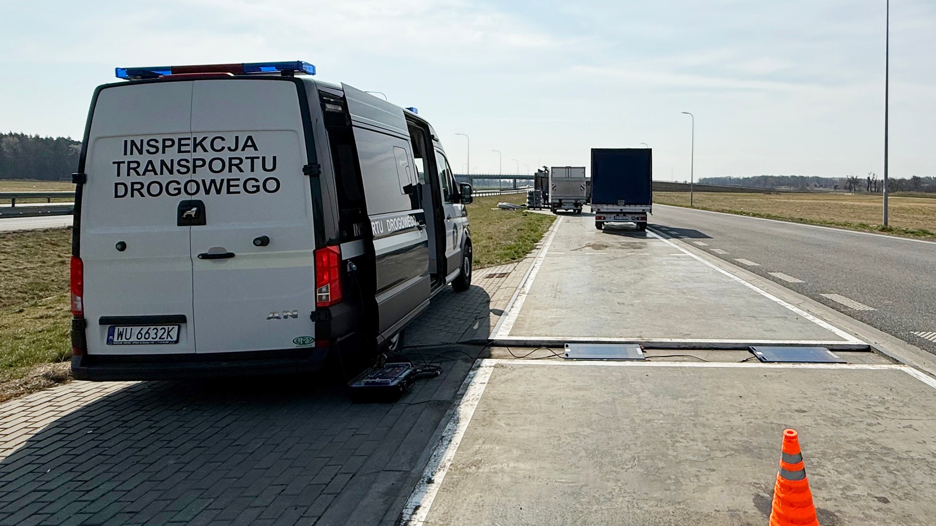 Mobilna kontrola drogowa opolskiej ITD z wagą do pomiaru masy pojazdów