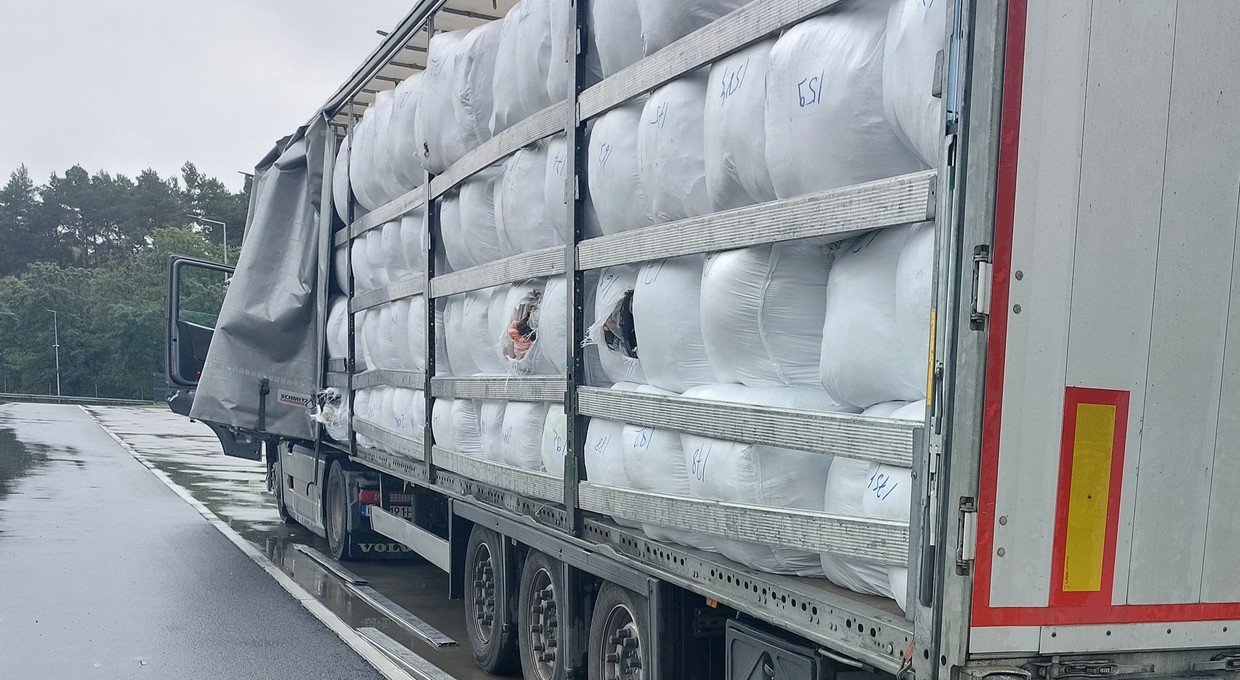 Zatrzymany tir na drodze S3. W naczepie była nie tylko używana odzież