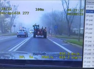 Tak nie wolno wyprzedzać pojazdu wolnobieżnego. 1700 zł mandatu i 20 punktów karnych [WIDEO]