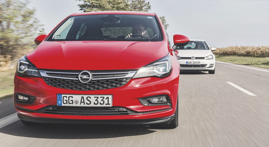 Opel Astra kontra Volkswagen Golf. Na rynku używanych samochodów ten pojedynek wciąż trwa!