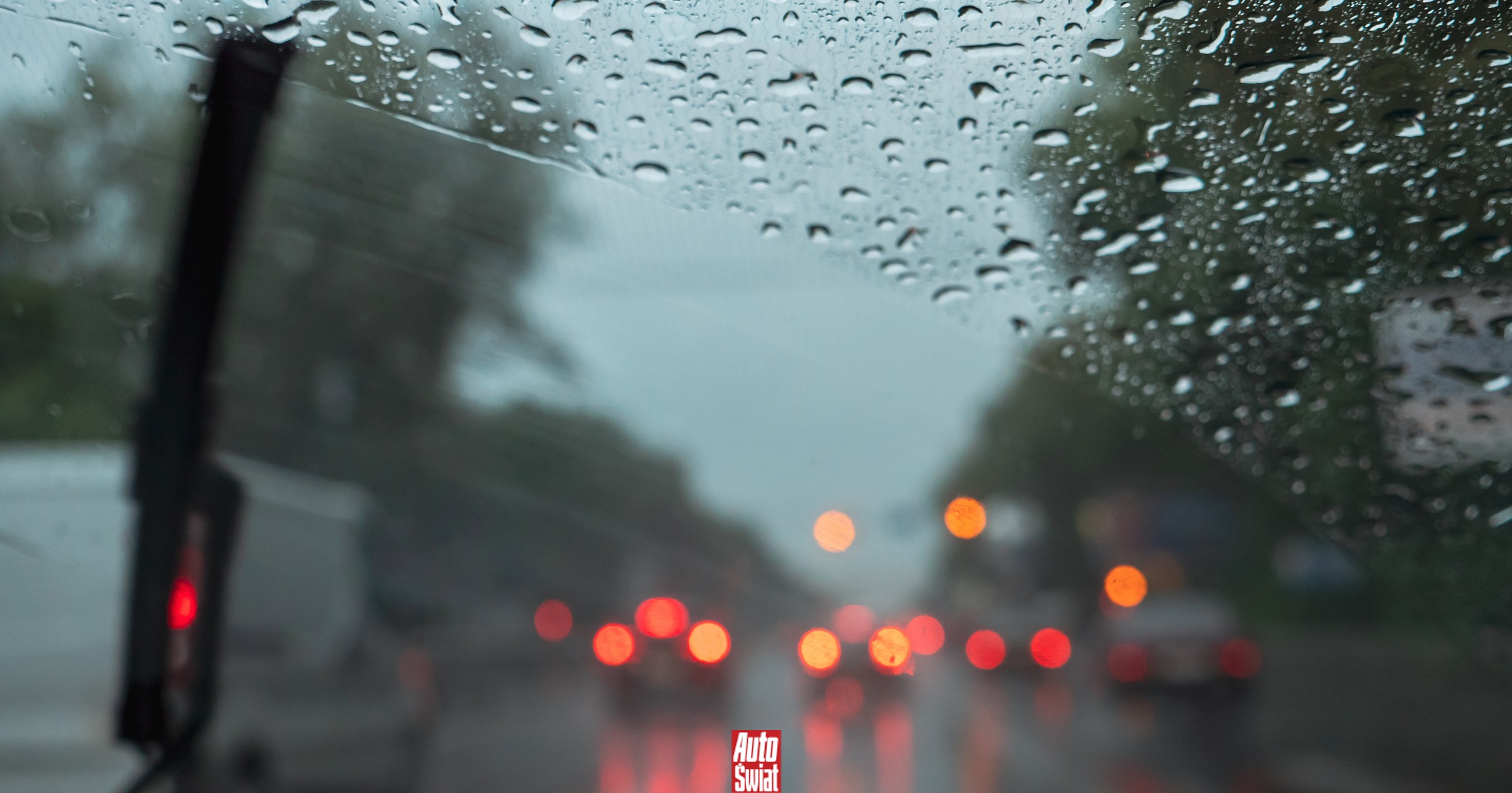 Czy wiesz, co oznacza żółta kropka na wycieraczce? To znak, którego lepiej nie ignoruj