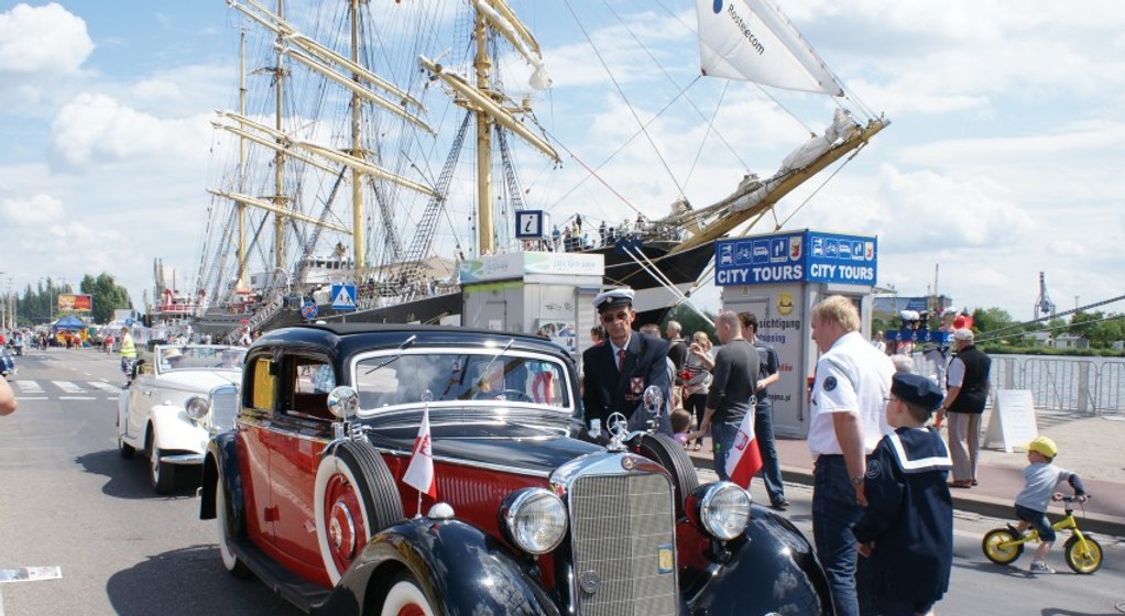 Mercedesy z żaglowcami w tle