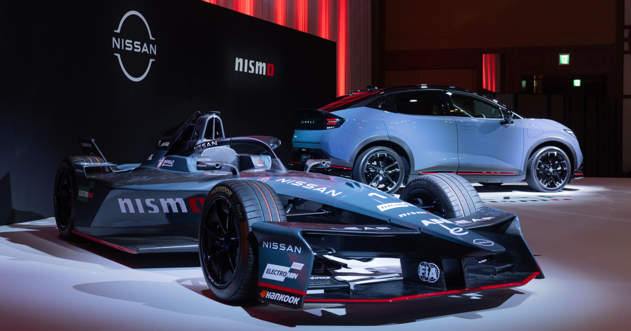 Bolid Formuły E na tle Nissana Leafa Nismo 
