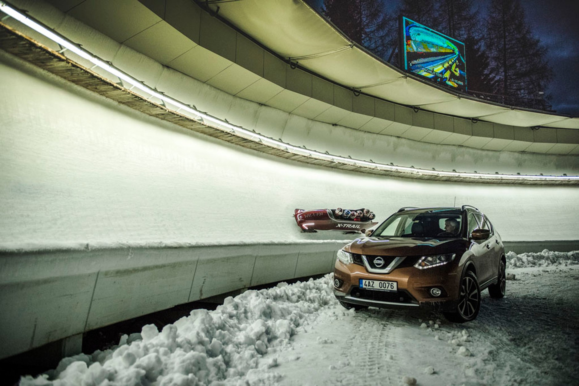 Nissan X-trail jeździ po lodzie