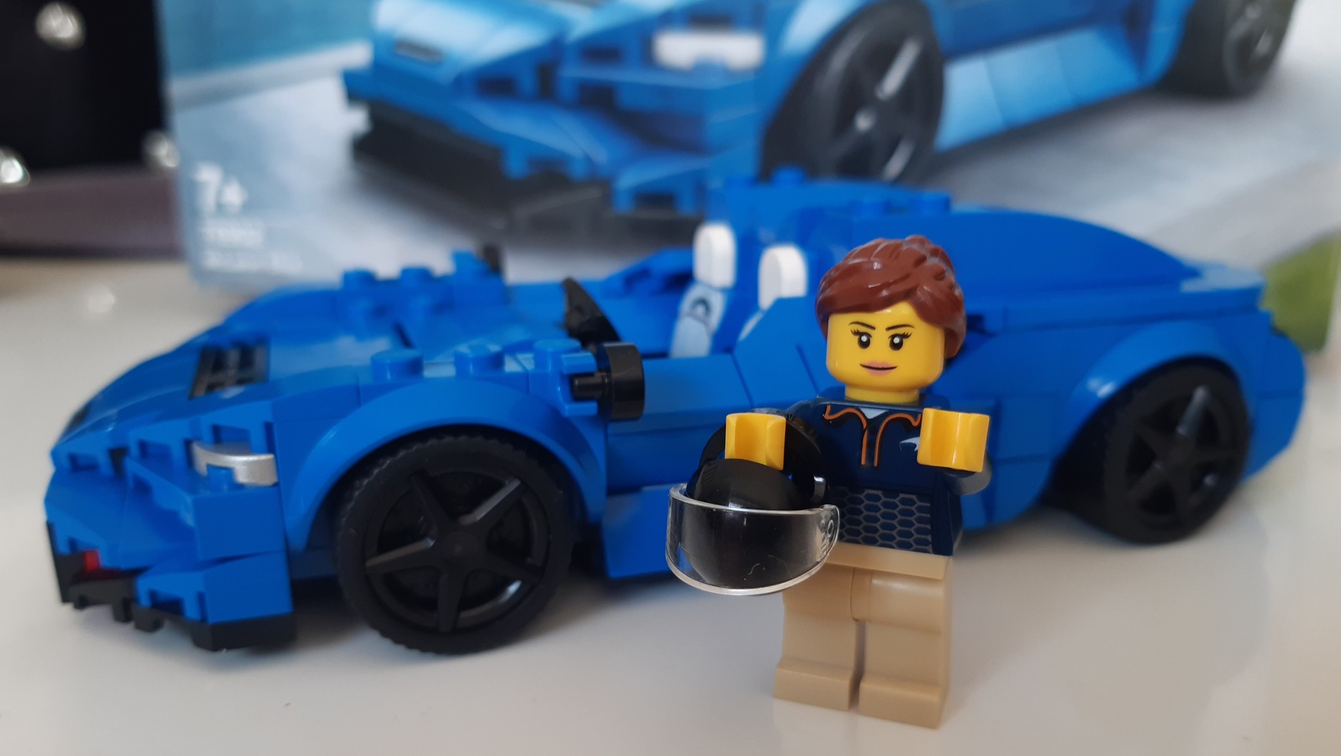 Zestaw LEGO Speed Champions McLaren Elva (76902) to auto w sam raz dla dziewczyn - za kierownicą szybkiego superauta siada żeńska figurka.