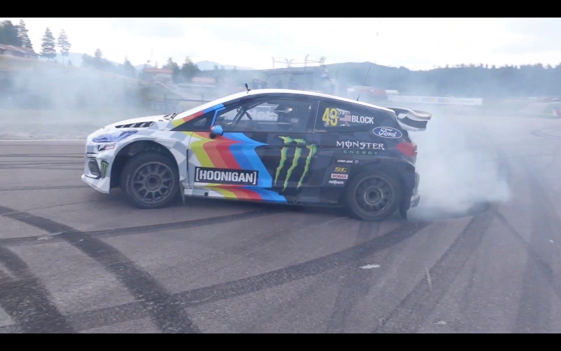 Ken Block testuje elektrycznego Forda Fiestę ERX