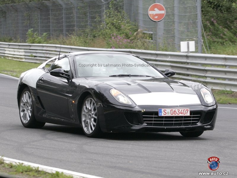 Zdjęcia szpiegowskie: Małe Ferrari Dino w runie dużego 599 Fiorano