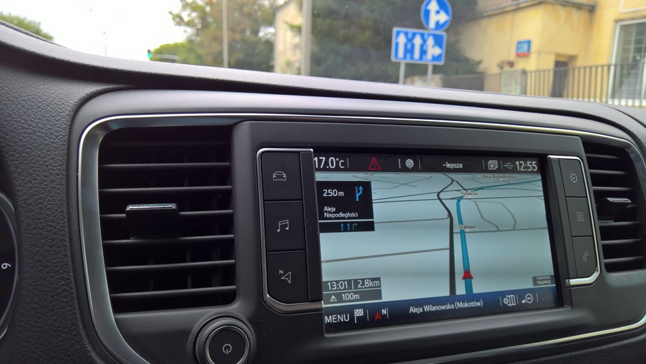 Lepsze to niż nic - asystent ruchu przydaje się na wielopasmowych drogach. Szkoda, że strzałki są tak małe a informacje nie zawsze aktualne. Toyota Proace