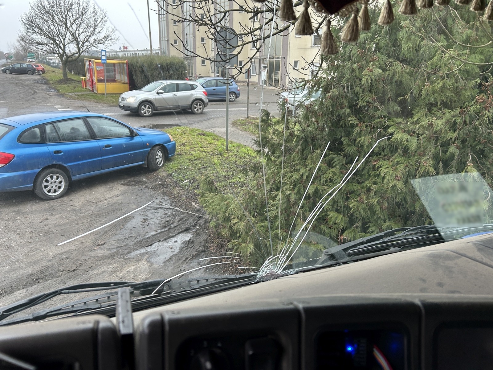 Pęknięta szyba – to wyklucza zaliczenie badań technicznych