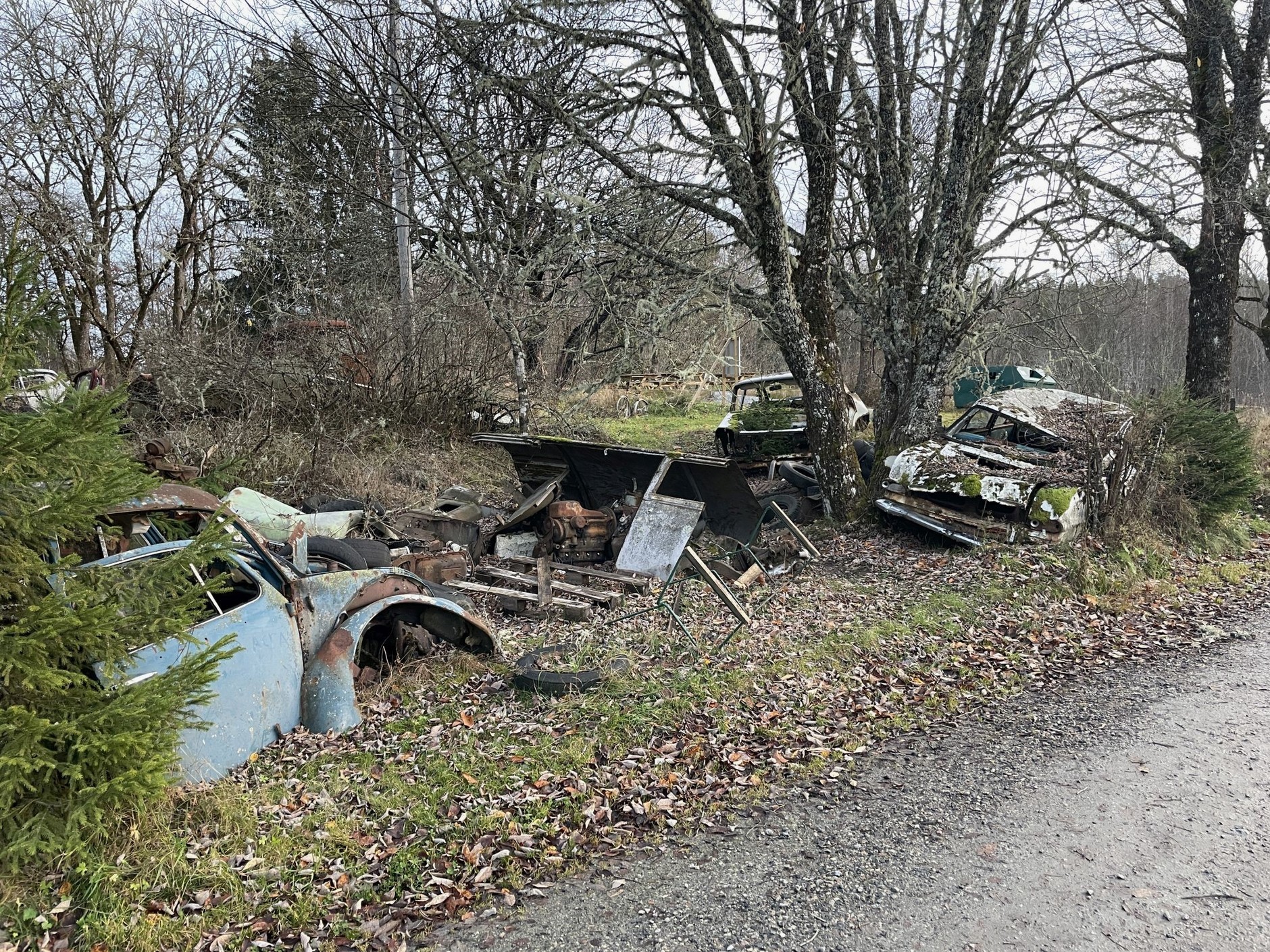 Cmentarzysko samochodów w Bastnas w Szwecji