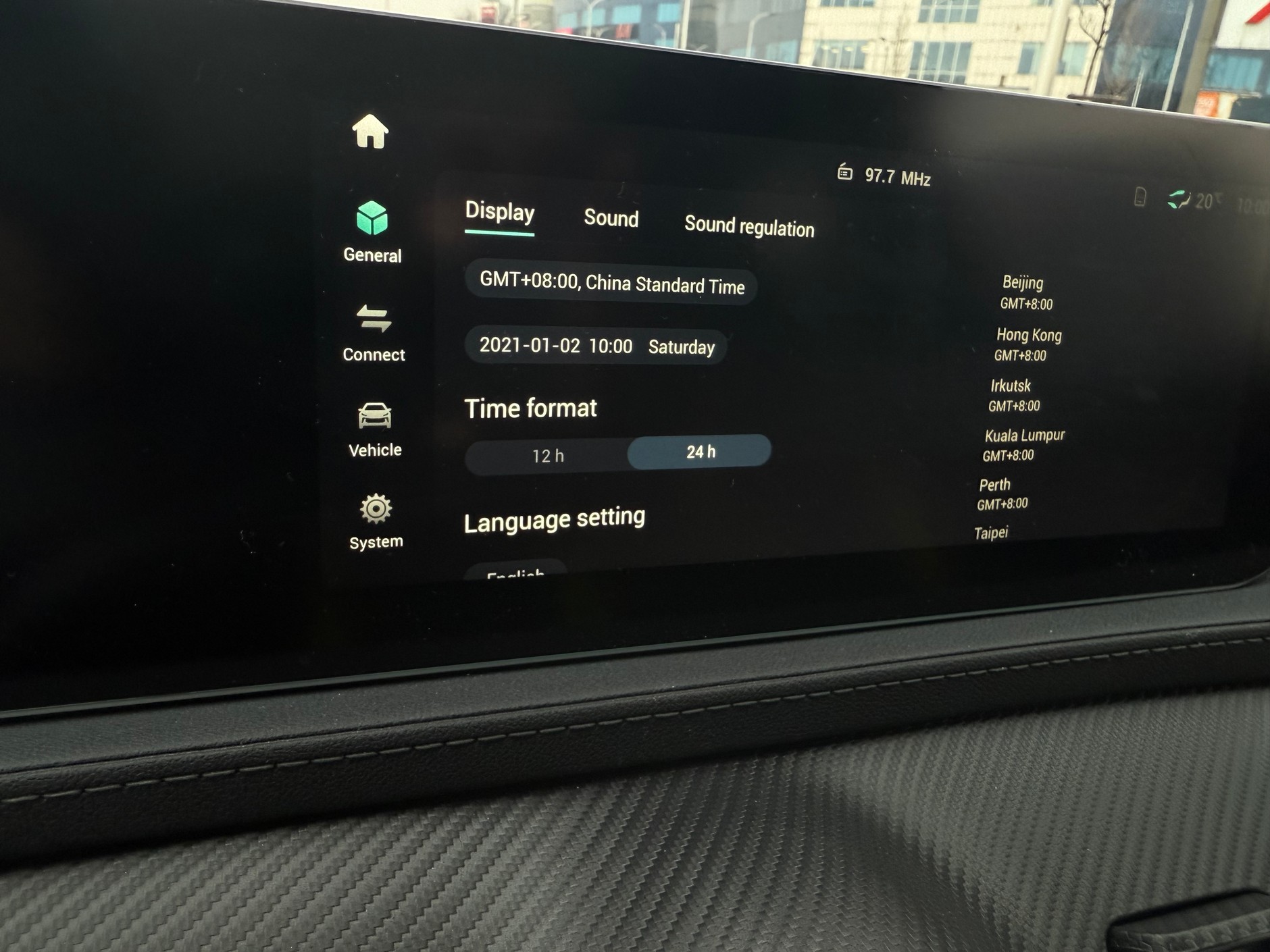 Pierwsze wyzwanie to ustawienie godziny w aucie "odpiętym" od Internetu. Wszystko się da, ale nie zawsze jest oczywiste