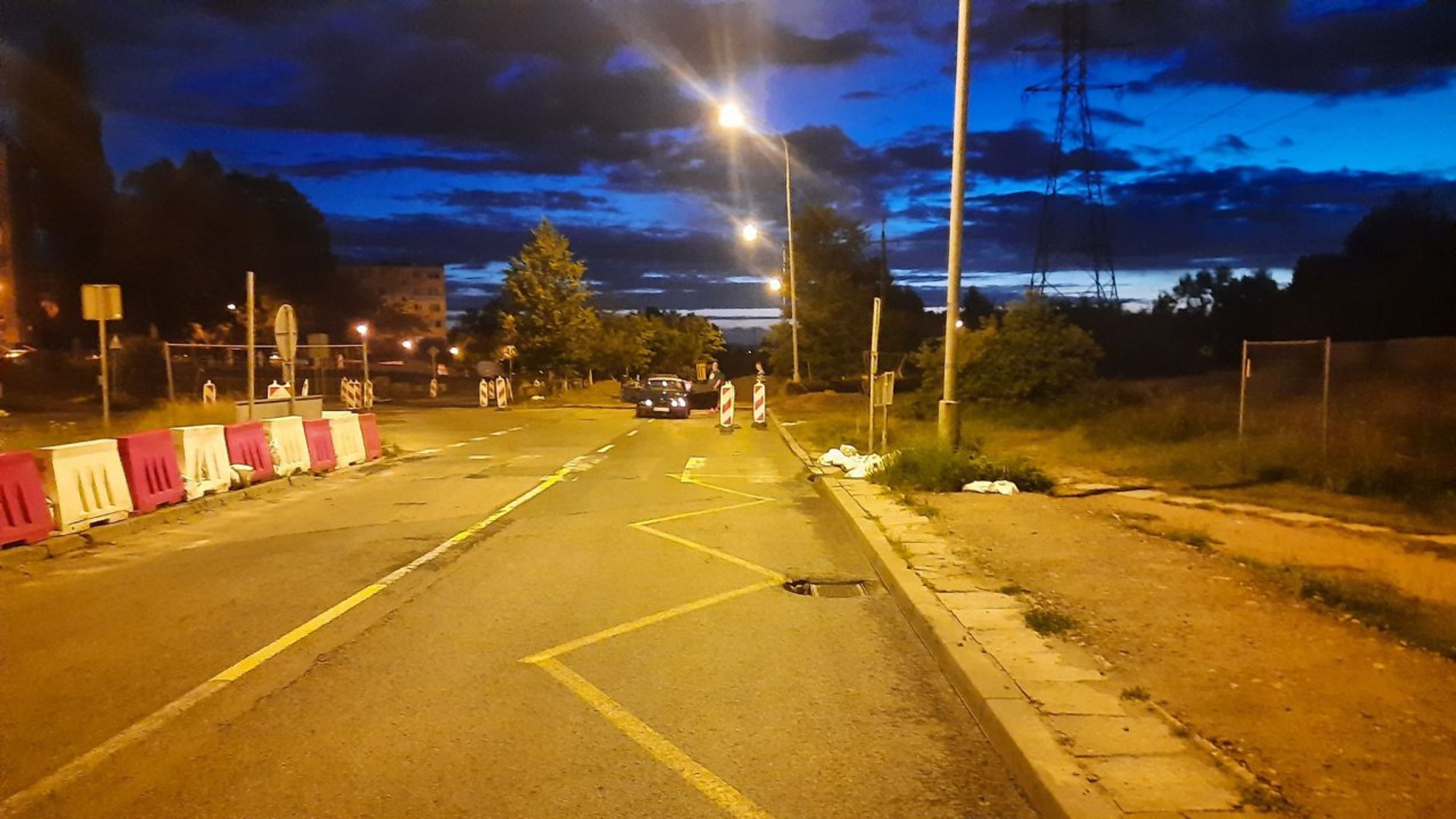 Samochód uszkodzony po wpadnięciu do wyrwy w jezdni