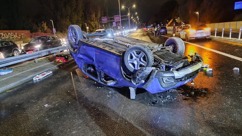 Auto z rosyjskiej ambasady dachowało na warszawskiej Wisłostradzie