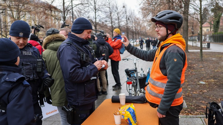 24c11220 - WARSZAWA PROTEST OSTATNIEGO POKOLENIA PRZED KPRM (uczestnicy protestu)
