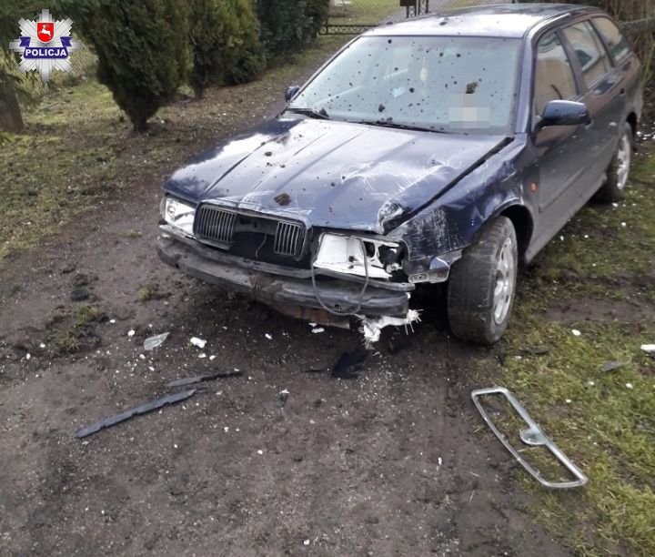 Kierowca wjechał Skodą do domu mieszkalnego