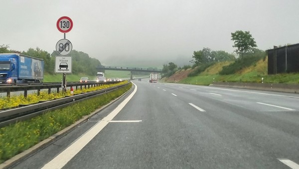 Ograniczenie prędkości "bei Nässe". Kiedy trzeba zwolnić?