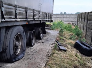 Piorun uderzył w ciężarówkę, eksplodowały jej opony
