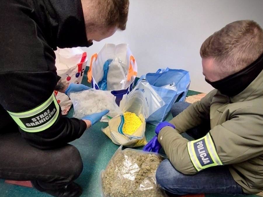 Funkcjonariusze Straży Granicznej i Policji przy zatrzymanych narkotykach