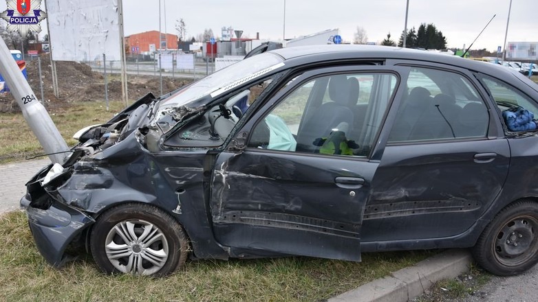 Rozbity Citroen po uderzeniu w ciężarówkę albo... po rozjechaniu przez ciężarówkę