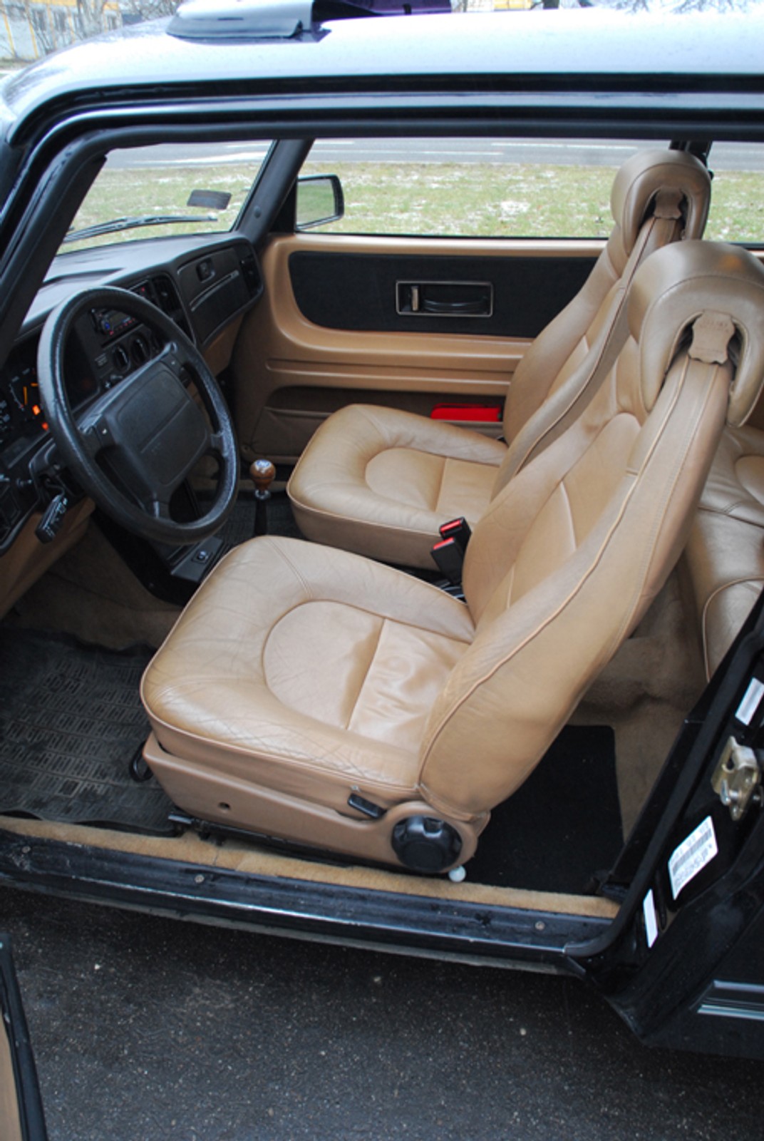 Saab 900 - Pół-samochód, pół-samolot