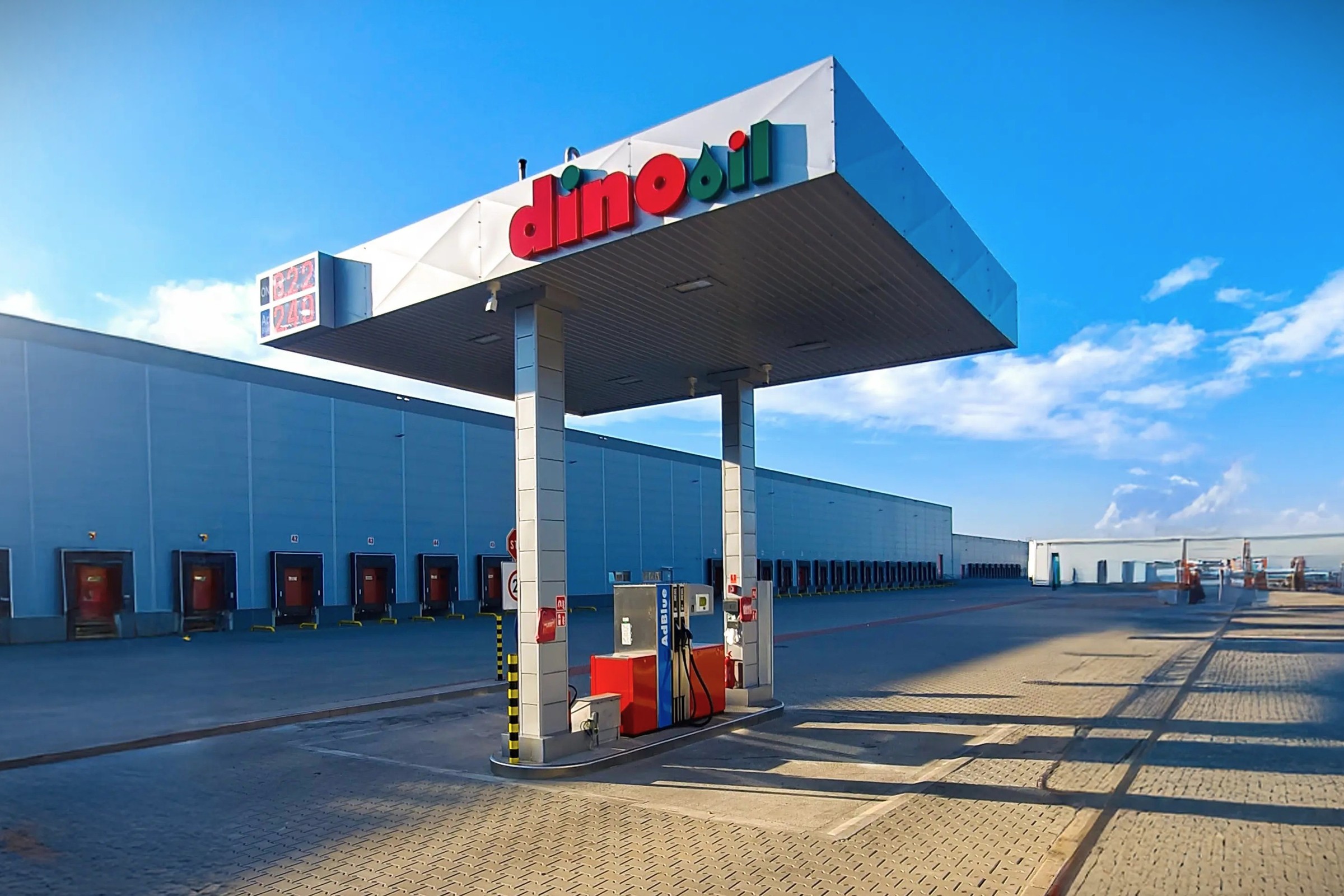 Sieć marketów Dino będzie miała własne stacje paliw. Już rekrutuje pracowników