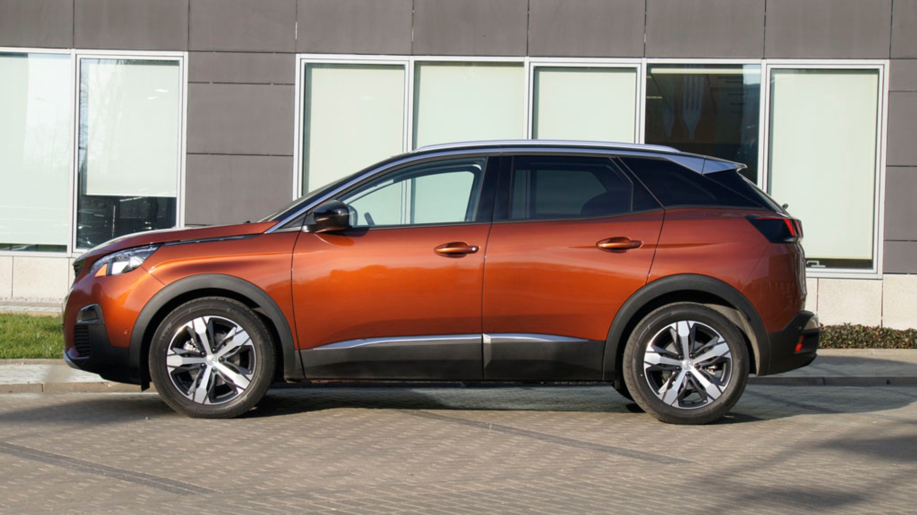 Peugeot 3008 już w standardzie ma klimatyzację, i-cockpit i elektrycznie sterowane szyby
