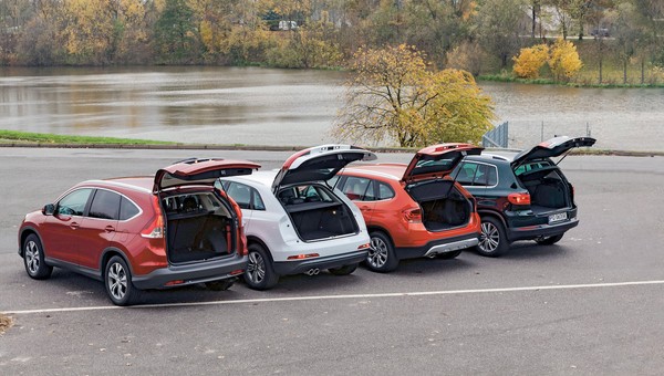 Parkują auta z otwartymi bagażnikami. Żeby pokazać złodziejowi, że nic w środku nie ma