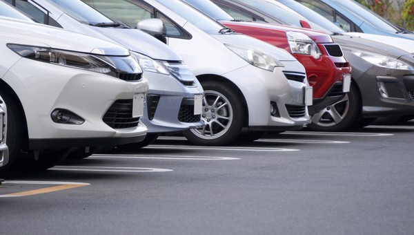 150, a nawet 300 zł za parkowanie – opłaty żądają po fakcie. Czy to legalne?