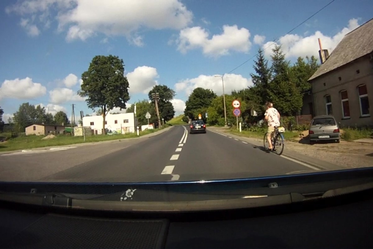 Kto wyprzedza rowerzystę, ten może się naciąć na wielką kumulację mandatów. Za co 300, a za co 5 tys. zł kary?