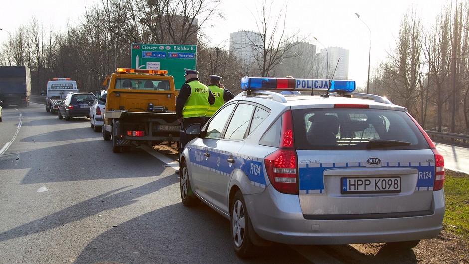 Akcja policji – odholowanie samochodow z drogi