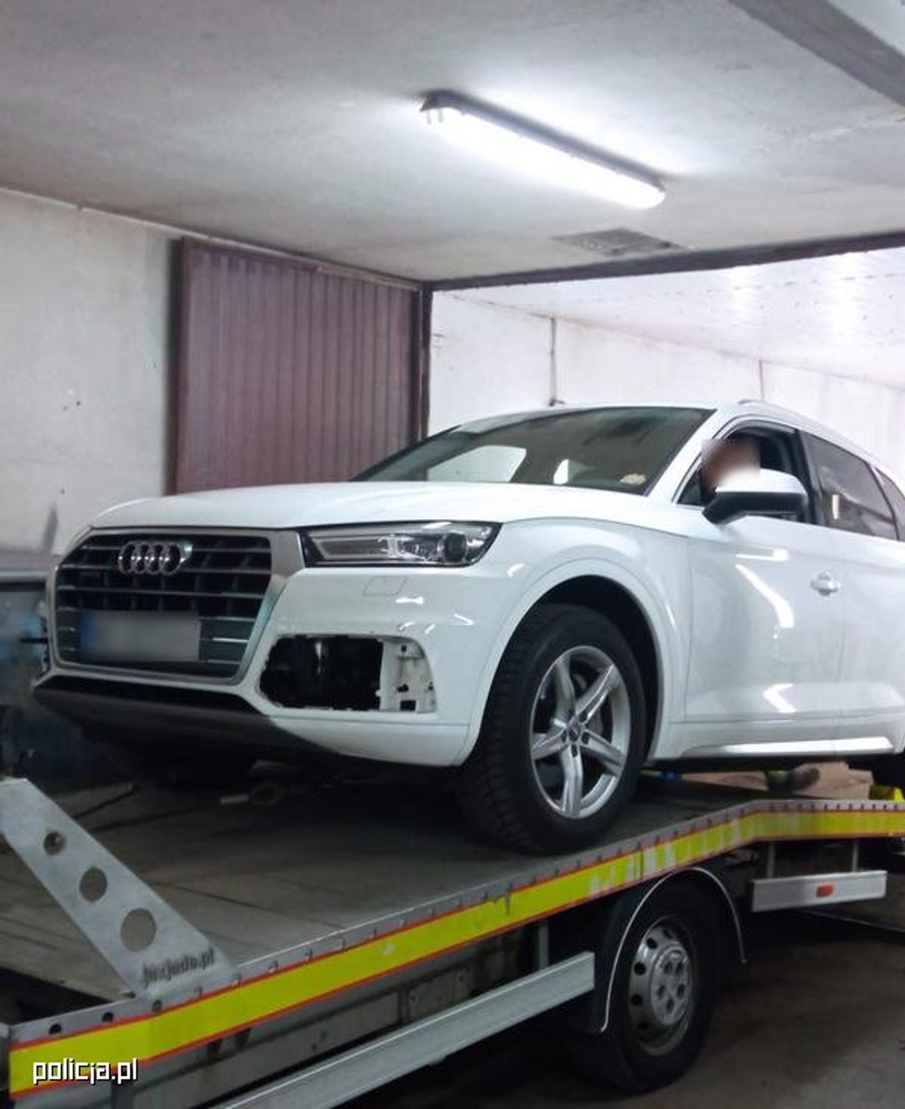 Policjanci z Leszna zatrzymali trzech mężczyzn podejrzanych o kradzieże luksusowych aut