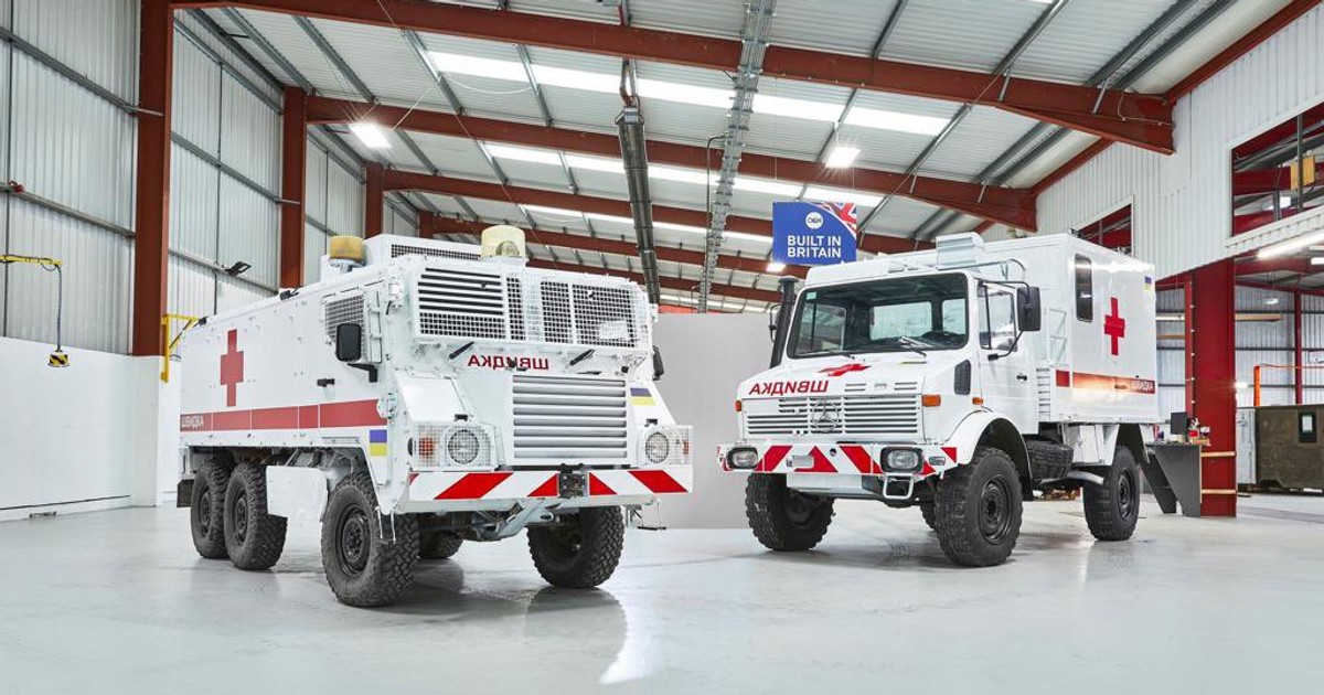 Ambulanse dla Ukrainy. Po lewej opancerzony Pinzgauer Vector. Po prawej Mercedes Unimog
