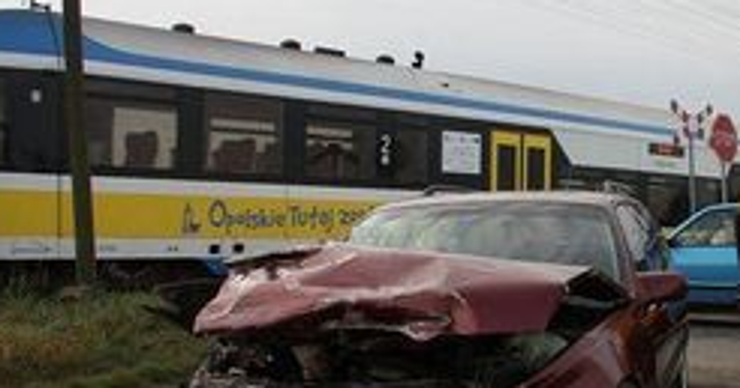 Zderzył się z pociągiem, pozostawił pojazd na torach i uciekł