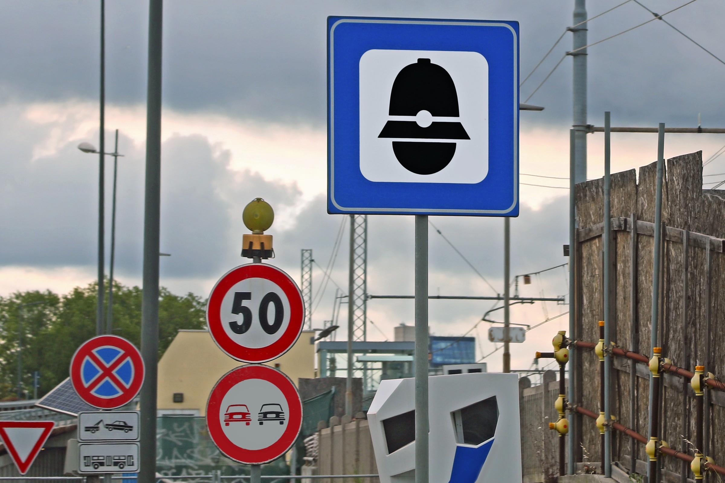 Nietypowy znak z głową we Włoszech. Jego przeoczenie potencjalnie oznacza duży mandat