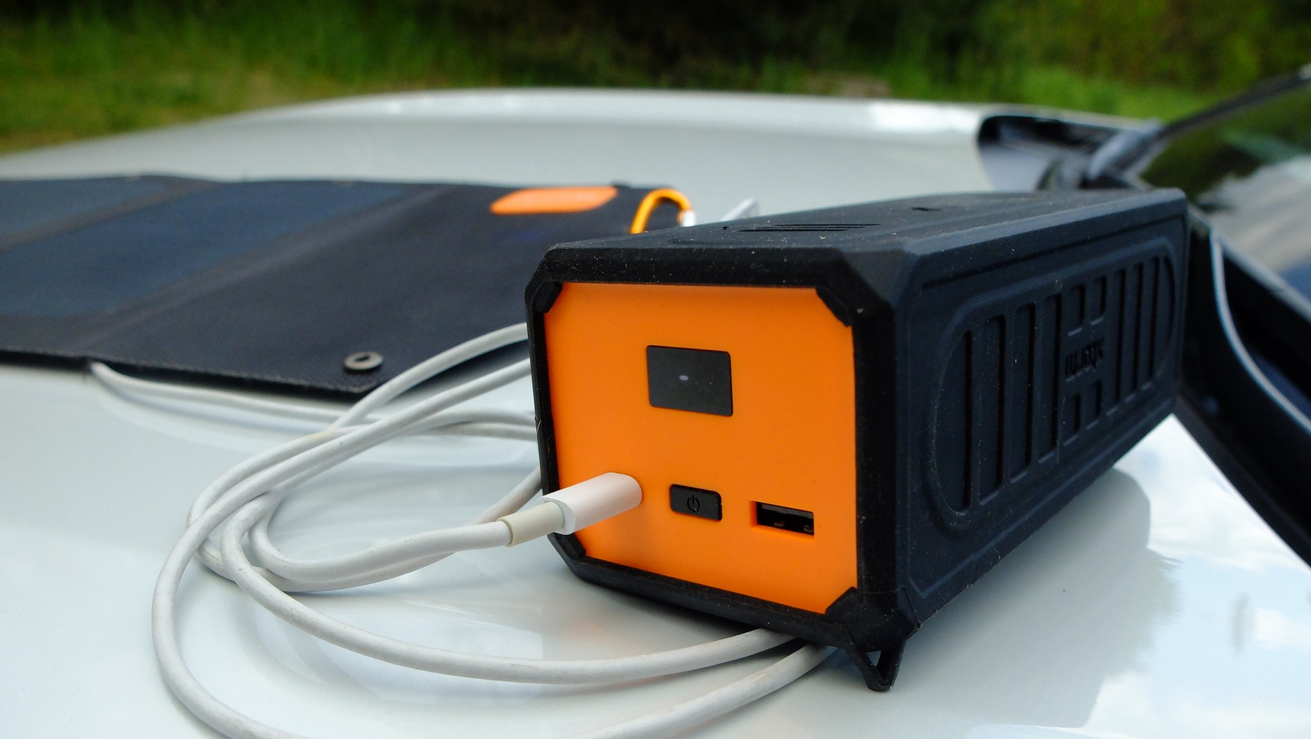 Powerbank "zbiera" energię produkowaną przez panel solarny. Potem można go użyć np. do ładowania telefonu