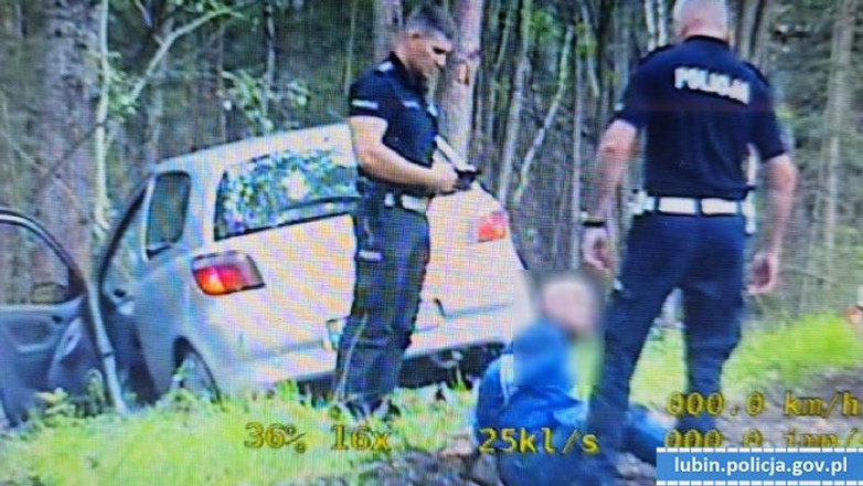 Pijany z dożywotnim zakazem prowadzenia pojazdów uciekał przed policją