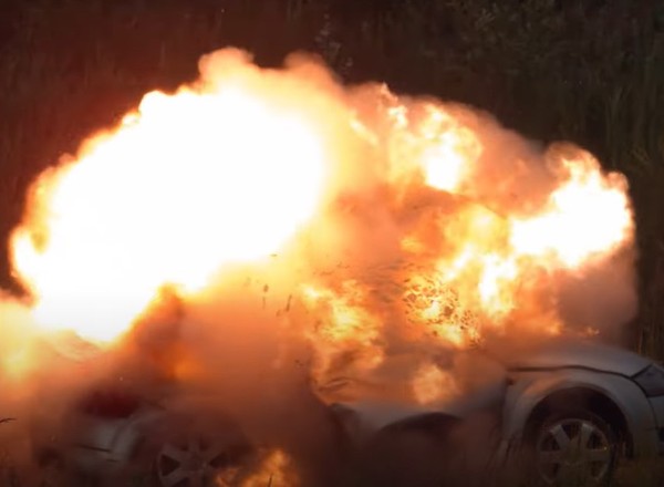 Celebryci dla zabawy wysadzili w powietrze sprawne Audi TT